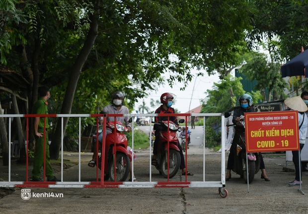 Ảnh: Biển người người ùn ùn lên phà qua sông không đảm bảo phòng dịch Covid-19 - Ảnh 7.