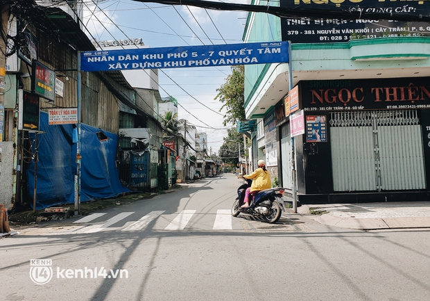 Ảnh: Nhiều rào chắn bít bùng ở TP.HCM dần được dỡ bỏ, người dân di chuyển bình thường - Ảnh 9.