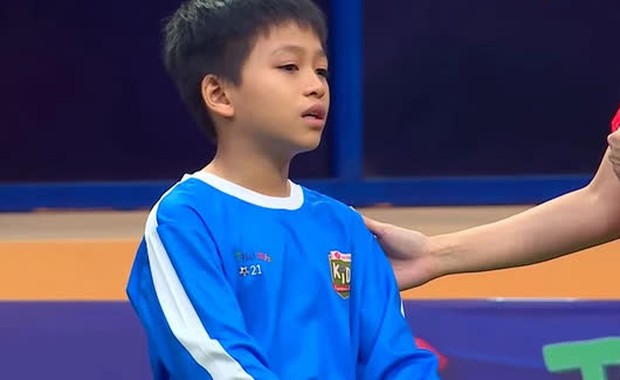 Mẹ làm ve chai, bố chạy ba gác, cầu thủ nhí 10 tuổi nghẹn ngào quyết trả món nợ 200 triệu của gia đình - Ảnh 3.