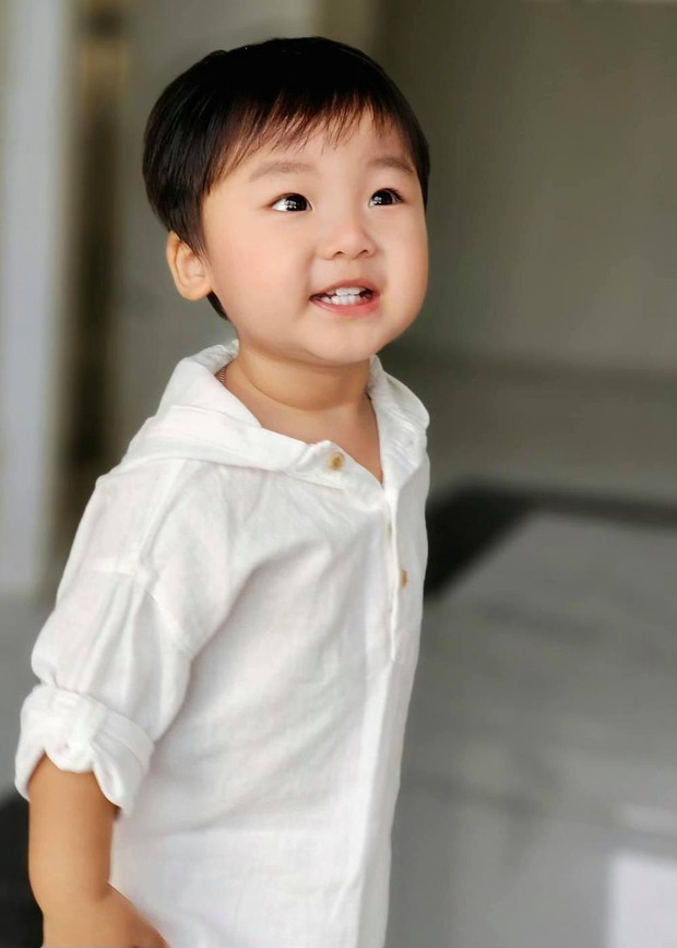 Chưa tròn 2 tuổi quý tử nhà Hòa Minzy đã bắt đầu tập viết, nhìn nét chữ và ý nghĩa mà bất ngờ quá! - Ảnh 6. Chưa tròn 2 tuổi quý tử nhà Hòa Minzy đã bắt đầu tập viết, nhìn nét chữ và ý nghĩa mà bất ngờ quá! - Ảnh 6.