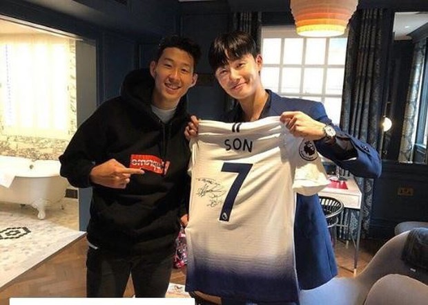Tài tử Park Seo-joon tới xem bạn thân Son Heung-min thi đấu nhưng đội bóng của cầu thủ số 1 châu Á lại thủng lưới tan nát - Ảnh 1. Tài tử Park Seo-joon tới xem bạn thân Son Heung-min thi đấu nhưng đội bóng của cầu thủ số 1 châu Á lại thủng lưới tan nát - Ảnh 1.