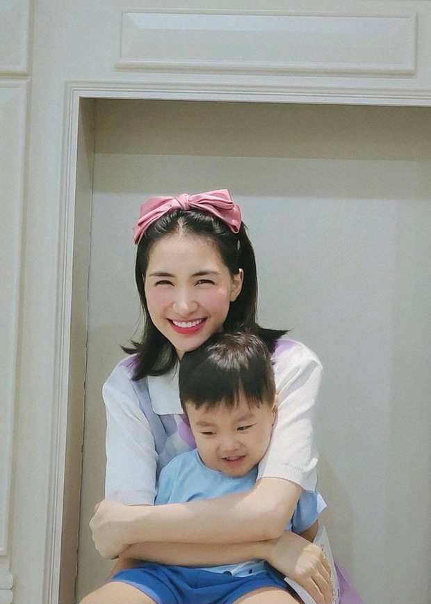 Chưa tròn 2 tuổi quý tử nhà Hòa Minzy đã bắt đầu tập viết, nhìn nét chữ và ý nghĩa mà bất ngờ quá! - Ảnh 4. Chưa tròn 2 tuổi quý tử nhà Hòa Minzy đã bắt đầu tập viết, nhìn nét chữ và ý nghĩa mà bất ngờ quá! - Ảnh 4.