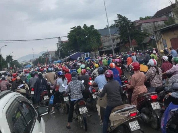 Công nhân Hà Nội sang Hoà Bình bị ùn ứ ở chốt kiểm soát - Ảnh 1. Công nhân Hà Nội sang Hoà Bình bị ùn ứ ở chốt kiểm soát - Ảnh 1.