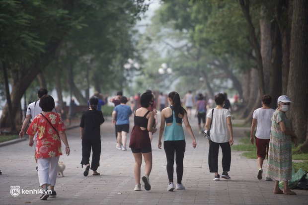 Hồ Gươm ngày trở lại: Trường đua xe đạp rộn ràng, người tập thể dục hân hoan còn giới trẻ í ới nhau chiều lượn một vòng nhé!  - Ảnh 1.