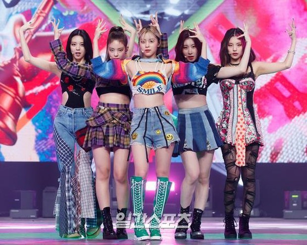 Nhìn outfit của ITZY cho LOCO, fan muốn battle với stylist: Đồ diễn như đồ lót, cắt hở quá táo bạo gây phản cảm - Ảnh 17. Nhìn outfit của ITZY cho LOCO, fan muốn battle với stylist: Đồ diễn như đồ lót, cắt hở quá táo bạo gây phản cảm - Ảnh 17.