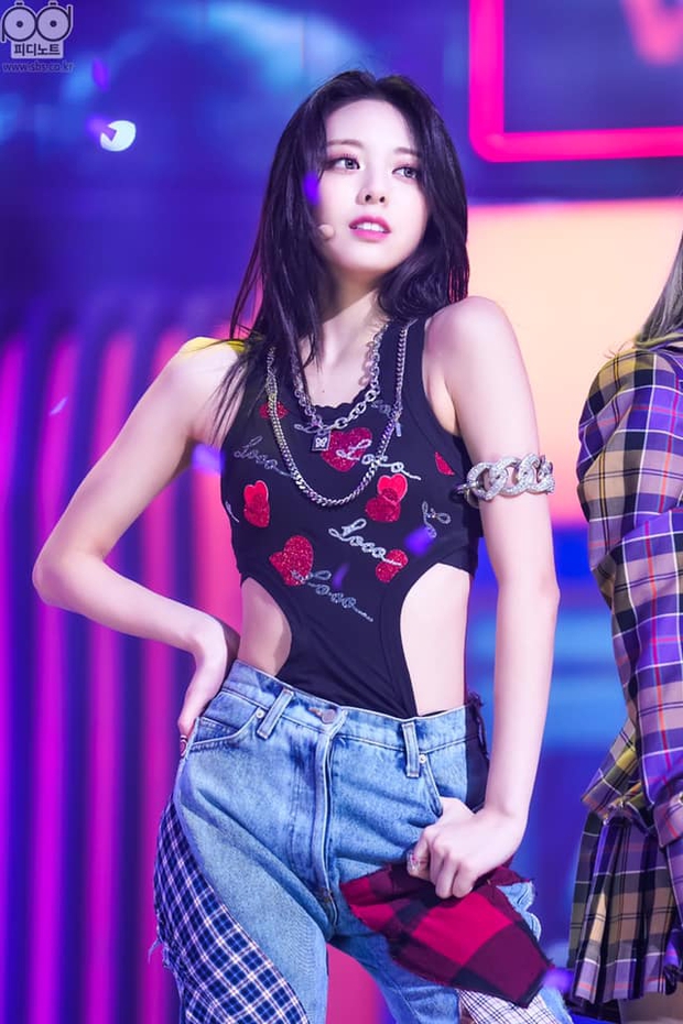Nhìn outfit của ITZY cho LOCO, fan muốn battle với stylist: Đồ diễn như đồ lót, cắt hở quá táo bạo gây phản cảm - Ảnh 9. Nhìn outfit của ITZY cho LOCO, fan muốn battle với stylist: Đồ diễn như đồ lót, cắt hở quá táo bạo gây phản cảm - Ảnh 9.