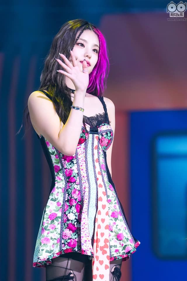 Nhìn outfit của ITZY cho LOCO, fan muốn battle với stylist: Đồ diễn như đồ lót, cắt hở quá táo bạo gây phản cảm - Ảnh 4. Nhìn outfit của ITZY cho LOCO, fan muốn battle với stylist: Đồ diễn như đồ lót, cắt hở quá táo bạo gây phản cảm - Ảnh 4.