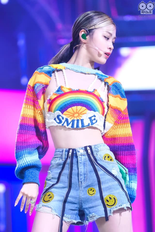 Nhìn outfit của ITZY cho LOCO, fan muốn battle với stylist: Đồ diễn như đồ lót, cắt hở quá táo bạo gây phản cảm - Ảnh 6. Nhìn outfit của ITZY cho LOCO, fan muốn battle với stylist: Đồ diễn như đồ lót, cắt hở quá táo bạo gây phản cảm - Ảnh 6.