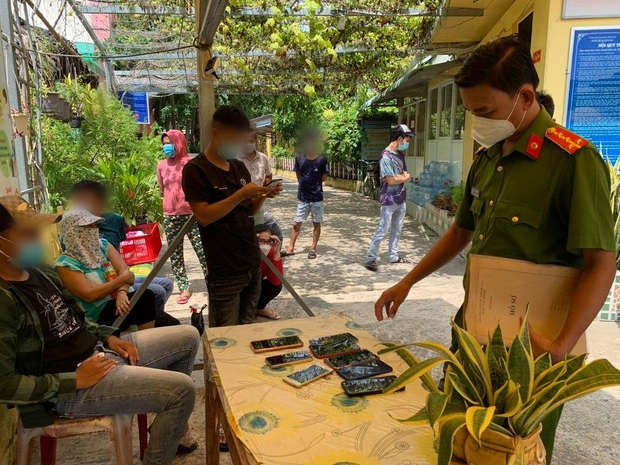 TPHCM: Phát hiện nhóm người tạo tin nhắn “tiêm chủng” giả để được tiêm vaccine - Ảnh 1. TPHCM: Phát hiện nhóm người tạo tin nhắn “tiêm chủng” giả để được tiêm vaccine - Ảnh 1.