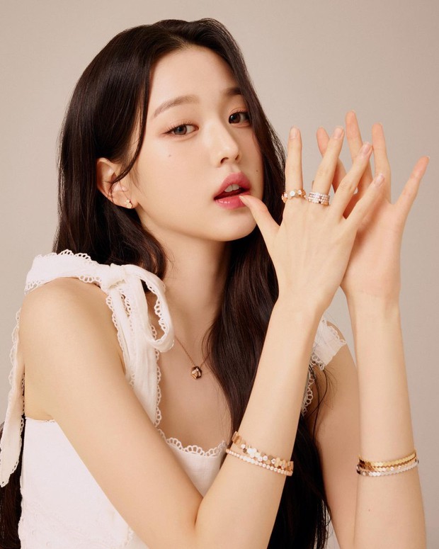 Rất hiếm mới thấy 3 thế hệ nhan sắc xứ Hàn cùng đọ visual, Song Hye Kyo lần này có cho đàn em ngửi khói? - Ảnh 4. Rất hiếm mới thấy 3 thế hệ nhan sắc xứ Hàn cùng đọ visual, Song Hye Kyo lần này có cho đàn em ngửi khói? - Ảnh 4.