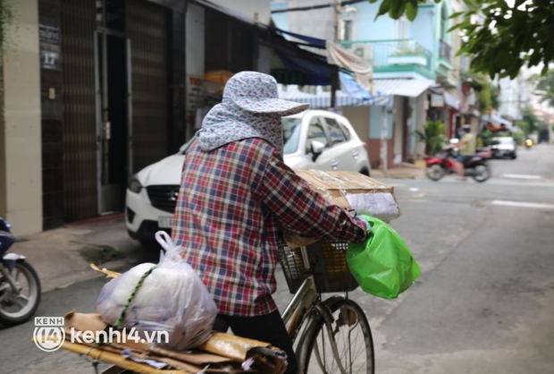 Người phụ nữ nhặt ve chai lạc giọng khi nhớ về ca sĩ Phi Nhung: Hôm nọ cô ấy còn xách đồ ra tặng cô, mà giờ lại đi rồi... - Ảnh 2.