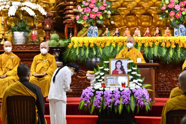 Lễ cầu siêu nữ ca sĩ Phi Nhung: Xót xa di ảnh người quá cố, Thanh Lam - Phương Thanh và các nghệ sĩ nghẹn ngào tiễn biệt - Ảnh 4.