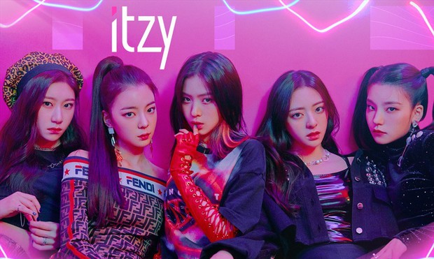Nhìn outfit của ITZY cho LOCO, fan muốn battle với stylist: Đồ diễn như đồ lót, cắt hở quá táo bạo gây phản cảm - Ảnh 19. Nhìn outfit của ITZY cho LOCO, fan muốn battle với stylist: Đồ diễn như đồ lót, cắt hở quá táo bạo gây phản cảm - Ảnh 19.