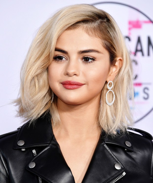 Selena Gomez có 2 thảm đỏ huyền thoại năm 2017: Lột xác nhờ lần đầu nhuộm bạch kim đến táo bạo hôn The Weeknd đại náo Met Gala - Ảnh 3.