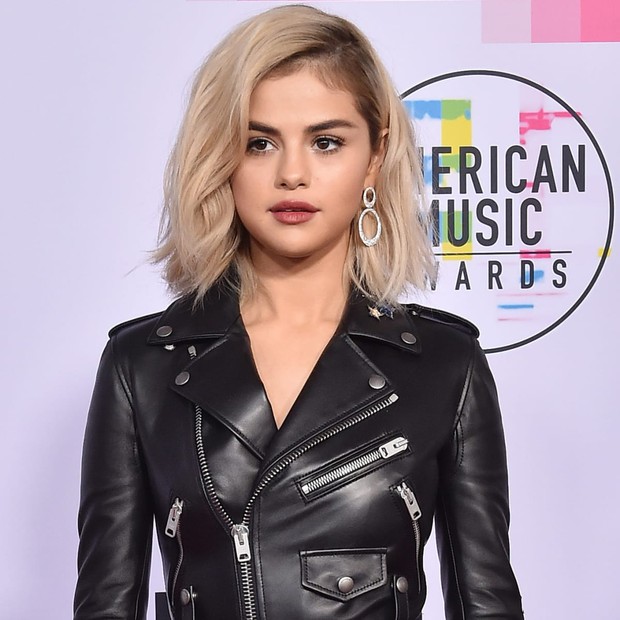 Selena Gomez có 2 thảm đỏ huyền thoại năm 2017: Lột xác nhờ lần đầu nhuộm bạch kim đến táo bạo hôn The Weeknd đại náo Met Gala - Ảnh 4.