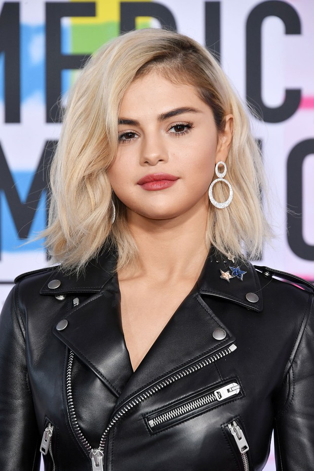 Selena Gomez có 2 thảm đỏ huyền thoại năm 2017: Lột xác nhờ lần đầu nhuộm bạch kim đến táo bạo hôn The Weeknd đại náo Met Gala - Ảnh 2.