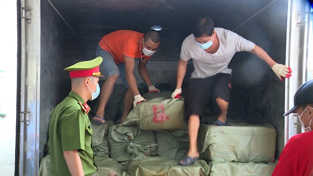Phát hiện hơn 6 tấn nầm lợn, nội tạng đông lạnh bốc mùi hôi thối - Ảnh 2. Phát hiện hơn 6 tấn nầm lợn, nội tạng đông lạnh bốc mùi hôi thối - Ảnh 2.
