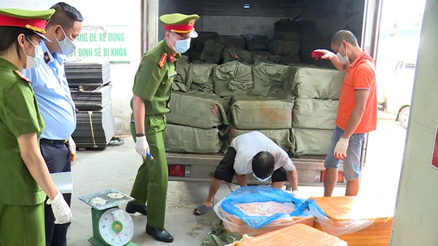Phát hiện hơn 6 tấn nầm lợn, nội tạng đông lạnh bốc mùi hôi thối - Ảnh 1. Phát hiện hơn 6 tấn nầm lợn, nội tạng đông lạnh bốc mùi hôi thối - Ảnh 1.