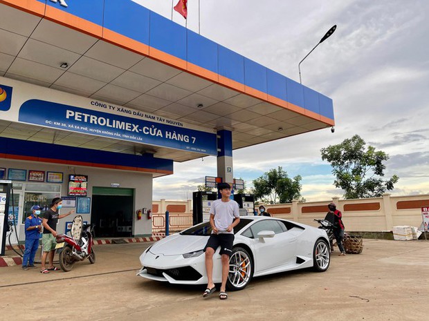 Xôn xao vụ 9X phố núi tậu Lamborghini: Phấn đấu năm sau mua thêm siêu xe Ferrari - Ảnh 2. Xôn xao vụ 9X phố núi tậu Lamborghini: Phấn đấu năm sau mua thêm siêu xe Ferrari - Ảnh 2.