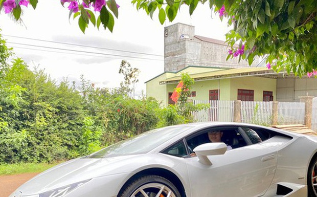 Xôn xao vụ 9X phố núi tậu Lamborghini: Phấn đấu năm sau mua thêm siêu xe Ferrari - Ảnh 1. Xôn xao vụ 9X phố núi tậu Lamborghini: Phấn đấu năm sau mua thêm siêu xe Ferrari - Ảnh 1.