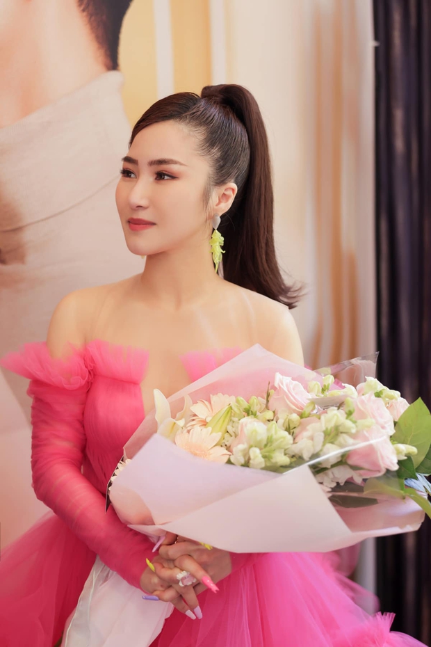 Hương Tràm sang Mỹ du học: Vướng tin đồn mang thai, bán xe, bán nhà 3 tỷ để trang trải - Ảnh 9. Hương Tràm sang Mỹ du học: Vướng tin đồn mang thai, bán xe, bán nhà 3 tỷ để trang trải - Ảnh 9.