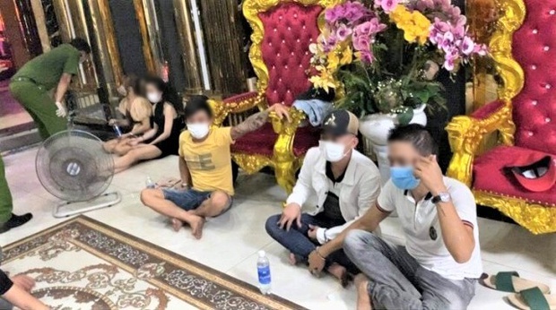 8 “dân chơi” nam nữ phê ma túy bỏ chạy tán loạn khi công an ập vào quán karaoke kiểm tra - Ảnh 2. 8 “dân chơi” nam nữ phê ma túy bỏ chạy tán loạn khi công an ập vào quán karaoke kiểm tra - Ảnh 2.