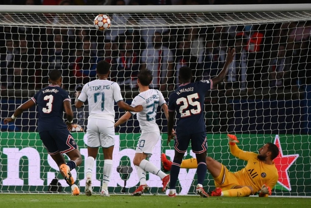 Tình huống bỏ lỡ ảo tung chảo trong trận Messi ghi bàn: Cầu thủ Man City đá vào xà ngang dù trước mặt chỉ còn lưới trống - Ảnh 2. Tình huống bỏ lỡ ảo tung chảo trong trận Messi ghi bàn: Cầu thủ Man City đá vào xà ngang dù trước mặt chỉ còn lưới trống - Ảnh 2.