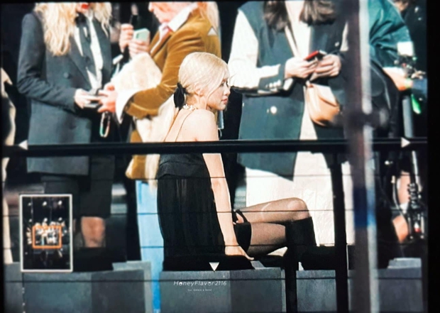 Rosé có công mặc sexy chịu đựng cái lạnh 14 độ tại Paris thì fan cũng góp sức hát vang On The Ground tưởng đang đi concert - Ảnh 6. Rosé có công mặc sexy chịu đựng cái lạnh 14 độ tại Paris thì fan cũng góp sức hát vang On The Ground tưởng đang đi concert - Ảnh 6.