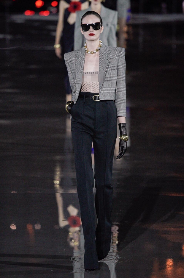 Choáng với độ chịu chơi của Saint Laurent: Có tới 4 nàng mẫu để ngực trần trong cùng 1 show diễn - Ảnh 3. Choáng với độ chịu chơi của Saint Laurent: Có tới 4 nàng mẫu để ngực trần trong cùng 1 show diễn - Ảnh 3.