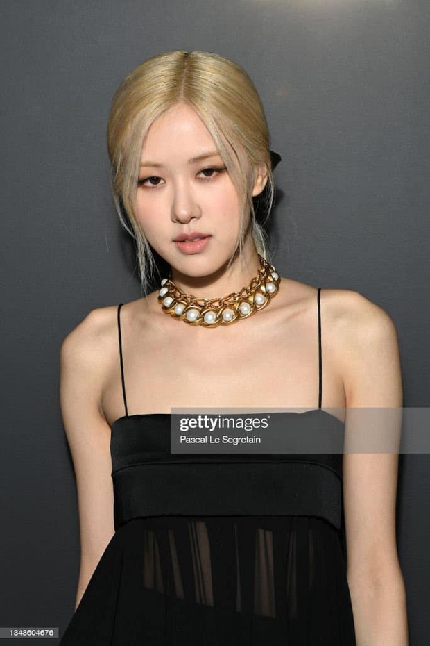 Rosé có công mặc sexy chịu đựng cái lạnh 14 độ tại Paris thì fan cũng góp sức hát vang On The Ground tưởng đang đi concert - Ảnh 3. Rosé có công mặc sexy chịu đựng cái lạnh 14 độ tại Paris thì fan cũng góp sức hát vang On The Ground tưởng đang đi concert - Ảnh 3.