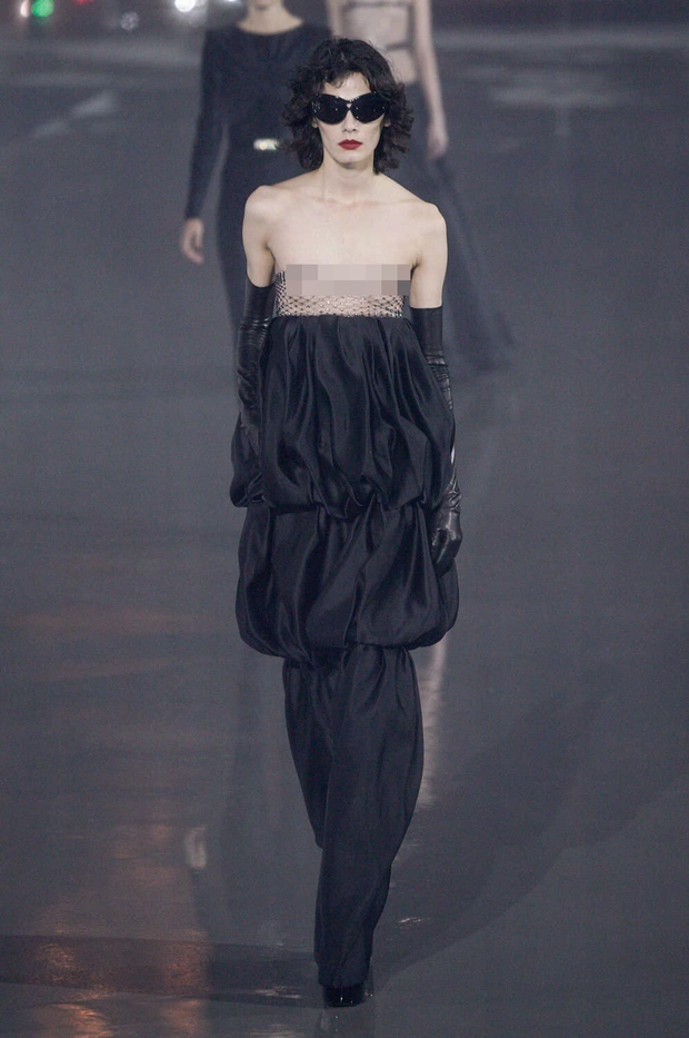Choáng với độ chịu chơi của Saint Laurent: Có tới 4 nàng mẫu để ngực trần trong cùng 1 show diễn - Ảnh 4. Choáng với độ chịu chơi của Saint Laurent: Có tới 4 nàng mẫu để ngực trần trong cùng 1 show diễn - Ảnh 4.