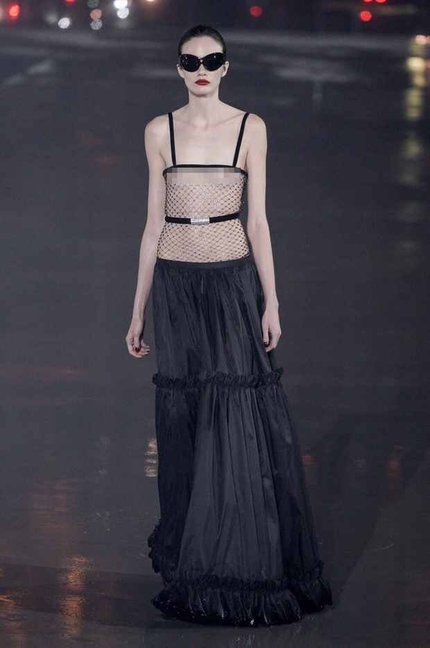 Choáng với độ chịu chơi của Saint Laurent: Có tới 4 nàng mẫu để ngực trần trong cùng 1 show diễn - Ảnh 2. Choáng với độ chịu chơi của Saint Laurent: Có tới 4 nàng mẫu để ngực trần trong cùng 1 show diễn - Ảnh 2.