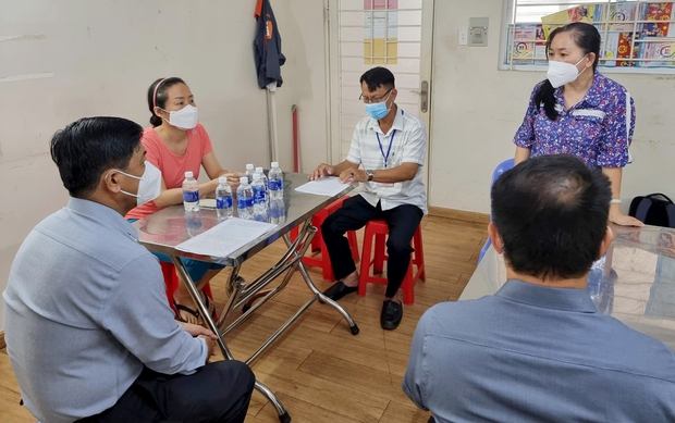 Bí thư phường ở Bình Dương trực tiếp xin lỗi người phụ nữ bị phá cửa căn hộ, ép đi test COVID-19 - Ảnh 1. Bí thư phường ở Bình Dương trực tiếp xin lỗi người phụ nữ bị phá cửa căn hộ, ép đi test COVID-19 - Ảnh 1.