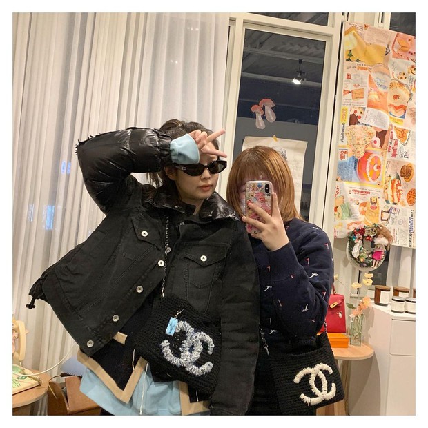 HOT: Ninja Jennie tái xuất ở sân bay lên đường tham dự Paris Fashion Week, mặc đồ bình dân hẳn so với 2 thành viên trước, danh tính chiếc túi mới là điều bất ngờ - Ảnh 6. HOT: Ninja Jennie tái xuất ở sân bay lên đường tham dự Paris Fashion Week, mặc đồ bình dân hẳn so với 2 thành viên trước, danh tính chiếc túi mới là điều bất ngờ - Ảnh 6.