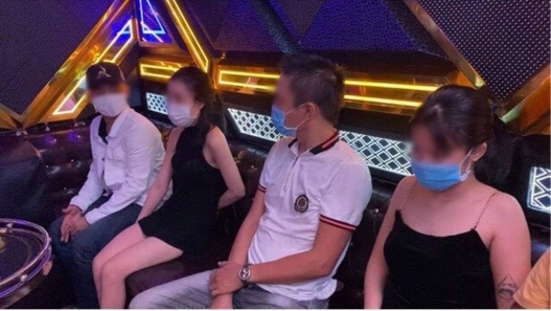 8 “dân chơi” nam nữ phê ma túy bỏ chạy tán loạn khi công an ập vào quán karaoke kiểm tra - Ảnh 1. 8 “dân chơi” nam nữ phê ma túy bỏ chạy tán loạn khi công an ập vào quán karaoke kiểm tra - Ảnh 1.