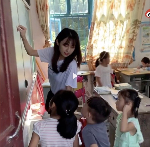 “Cô giáo thôn nữ đẹp nhất Trung Quốc” bị tố gian lận từ thiện, không lâu sau liền lên tiếng thừa nhận một hành động trái pháp luật - Ảnh 1. “Cô giáo thôn nữ đẹp nhất Trung Quốc” bị tố gian lận từ thiện, không lâu sau liền lên tiếng thừa nhận một hành động trái pháp luật - Ảnh 1.