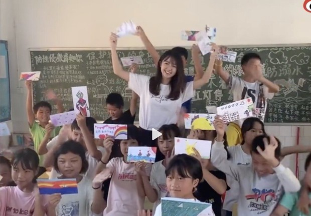 “Cô giáo thôn nữ đẹp nhất Trung Quốc” bị tố gian lận từ thiện, không lâu sau liền lên tiếng thừa nhận một hành động trái pháp luật - Ảnh 3. “Cô giáo thôn nữ đẹp nhất Trung Quốc” bị tố gian lận từ thiện, không lâu sau liền lên tiếng thừa nhận một hành động trái pháp luật - Ảnh 3.