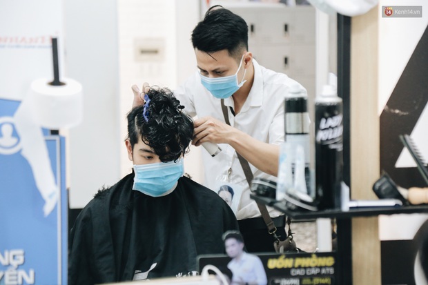 TP.HCM mở lại nhiều dịch vụ, cắt tóc - gội đầu được hoạt động tối đa 50% công suất - Ảnh 2. TP.HCM mở lại nhiều dịch vụ, cắt tóc - gội đầu được hoạt động tối đa 50% công suất - Ảnh 2.