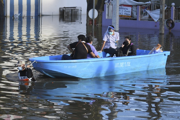 6 người thiệt mạng, 2 người mất tích trong trận lũ lụt do bão nhiệt đới Dianmu ở Thái Lan - Ảnh 1.