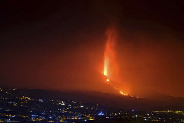 Tây Ban Nha tuyên bố vùng thảm họa do núi lửa phun trào và cam kết hỗ trợ khẩn cấp ở La Palma - Ảnh 2. Tây Ban Nha tuyên bố vùng thảm họa do núi lửa phun trào và cam kết hỗ trợ khẩn cấp ở La Palma - Ảnh 2.