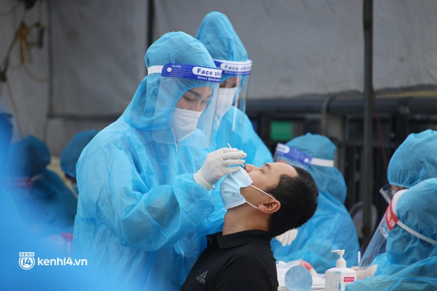 Bộ Y tế chính thức lên tiếng vụ loạn giá xét nghiệm Covid-19, đề nghị đưa test xét nghiệm vào mặt hàng bình ổn giá - Ảnh 1. Bộ Y tế chính thức lên tiếng vụ loạn giá xét nghiệm Covid-19, đề nghị đưa test xét nghiệm vào mặt hàng bình ổn giá - Ảnh 1.