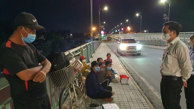 Đôi vợ chồng cùng 2 con nhỏ lội bộ 3 ngày đêm từ Đồng Nai về Tây Ninh, kiệt sức ở Biên Hòa: Mong muốn về quê đã thành hiện thực - Ảnh 2.
