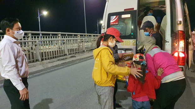 Đôi vợ chồng cùng 2 con nhỏ lội bộ 3 ngày đêm từ Đồng Nai về Tây Ninh, kiệt sức ở Biên Hòa: Mong muốn về quê đã thành hiện thực - Ảnh 3.