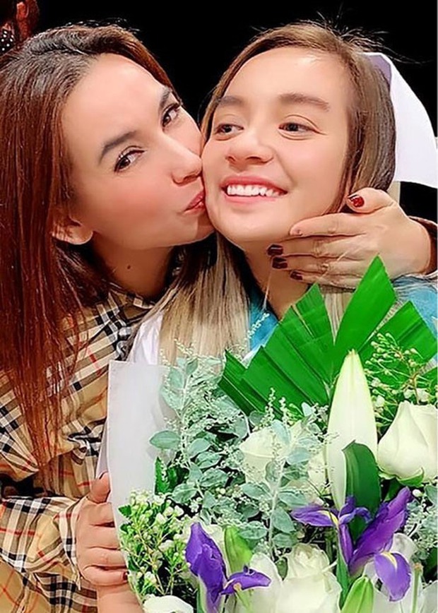 Netizen xúc động, nước mắt lăn dài khi nghe con gái ruột cố gắng hát tặng mẹ Phi Nhung dù tiếng Việt không quá sành sỏi - Ảnh 8. Netizen xúc động, nước mắt lăn dài khi nghe con gái ruột cố gắng hát tặng mẹ Phi Nhung dù tiếng Việt không quá sành sỏi - Ảnh 8.