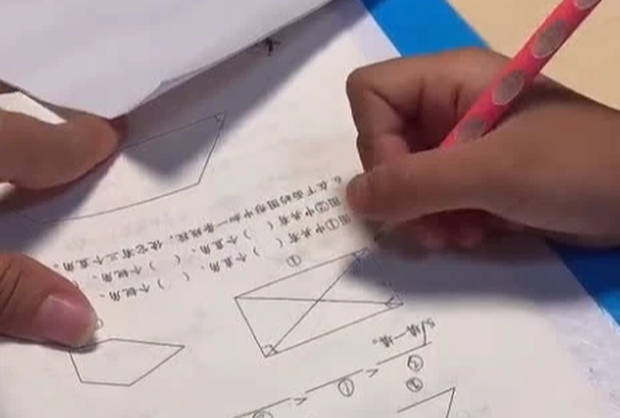 Con gái kiên quyết hình chữ nhật có 1 góc vuông, nguyên nhân khiến bà mẹ suy sụp cầu cứu giáo viên - Ảnh 2. Con gái kiên quyết hình chữ nhật có 1 góc vuông, nguyên nhân khiến bà mẹ suy sụp cầu cứu giáo viên - Ảnh 2.