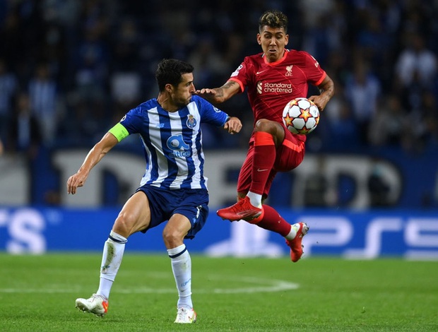 Pha ghi bàn hài hước nhất Champions League đêm qua: Thủ môn lạch bạch đuổi bóng như lùa vịt trong vô vọng - Ảnh 1. Pha ghi bàn hài hước nhất Champions League đêm qua: Thủ môn lạch bạch đuổi bóng như lùa vịt trong vô vọng - Ảnh 1.