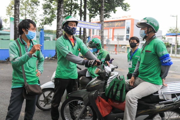 Ứng dụng công nghệ trong xét nghiệm Covid-19: Giảm 50% nhân lực y tế, người dân và tài xế hào hứng vì thuận tiện, tiết kiệm thời gian - Ảnh 1. Ứng dụng công nghệ trong xét nghiệm Covid-19: Giảm 50% nhân lực y tế, người dân và tài xế hào hứng vì thuận tiện, tiết kiệm thời gian - Ảnh 1.