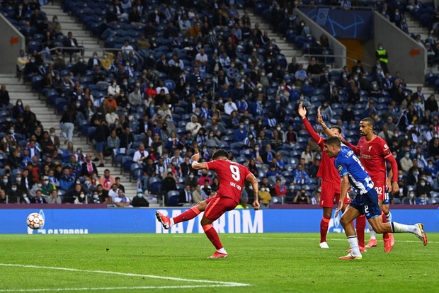 Pha ghi bàn hài hước nhất Champions League đêm qua: Thủ môn lạch bạch đuổi bóng như lùa vịt trong vô vọng - Ảnh 5. Pha ghi bàn hài hước nhất Champions League đêm qua: Thủ môn lạch bạch đuổi bóng như lùa vịt trong vô vọng - Ảnh 5.