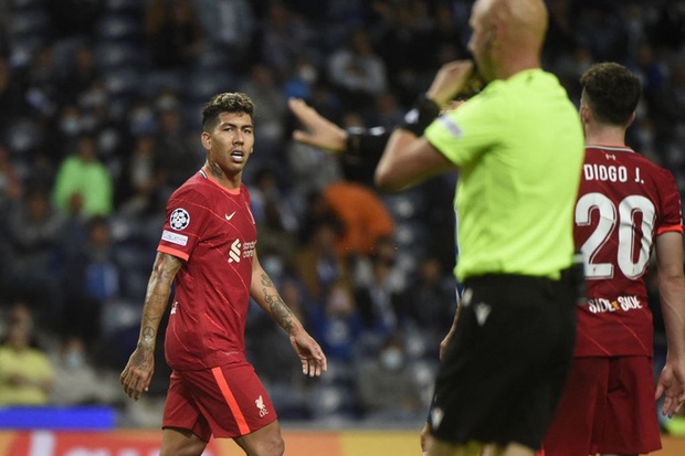 Pha ghi bàn hài hước nhất Champions League đêm qua: Thủ môn lạch bạch đuổi bóng như lùa vịt trong vô vọng - Ảnh 6. Pha ghi bàn hài hước nhất Champions League đêm qua: Thủ môn lạch bạch đuổi bóng như lùa vịt trong vô vọng - Ảnh 6.