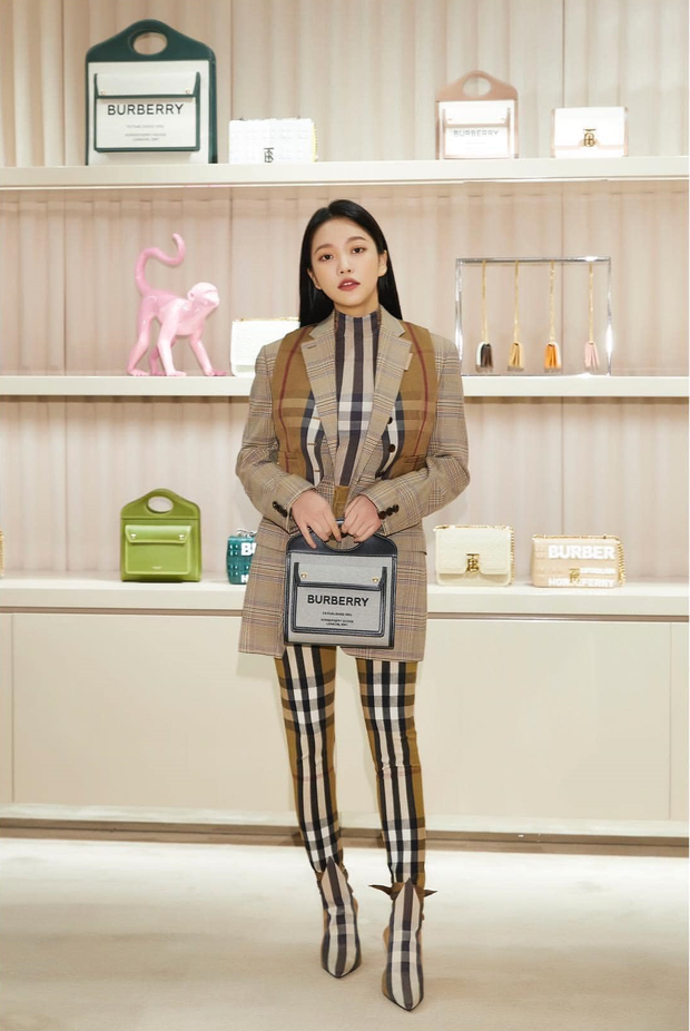 Kpop có những bông hoa khiến người xem tụt huyết áp chỉ trong 1 lần mặc hàng hiệu - Ảnh 18.